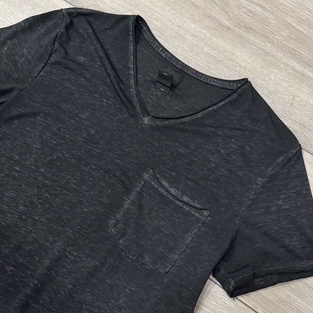 H&M Black V-Neck Men's Tee - Picture 2 of 2